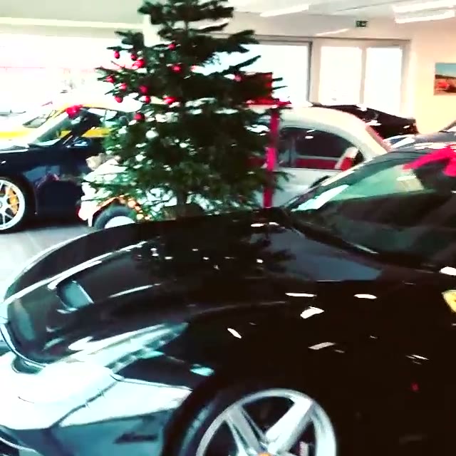 Sapin de Noël dans la salle d'exposition Perego Cars