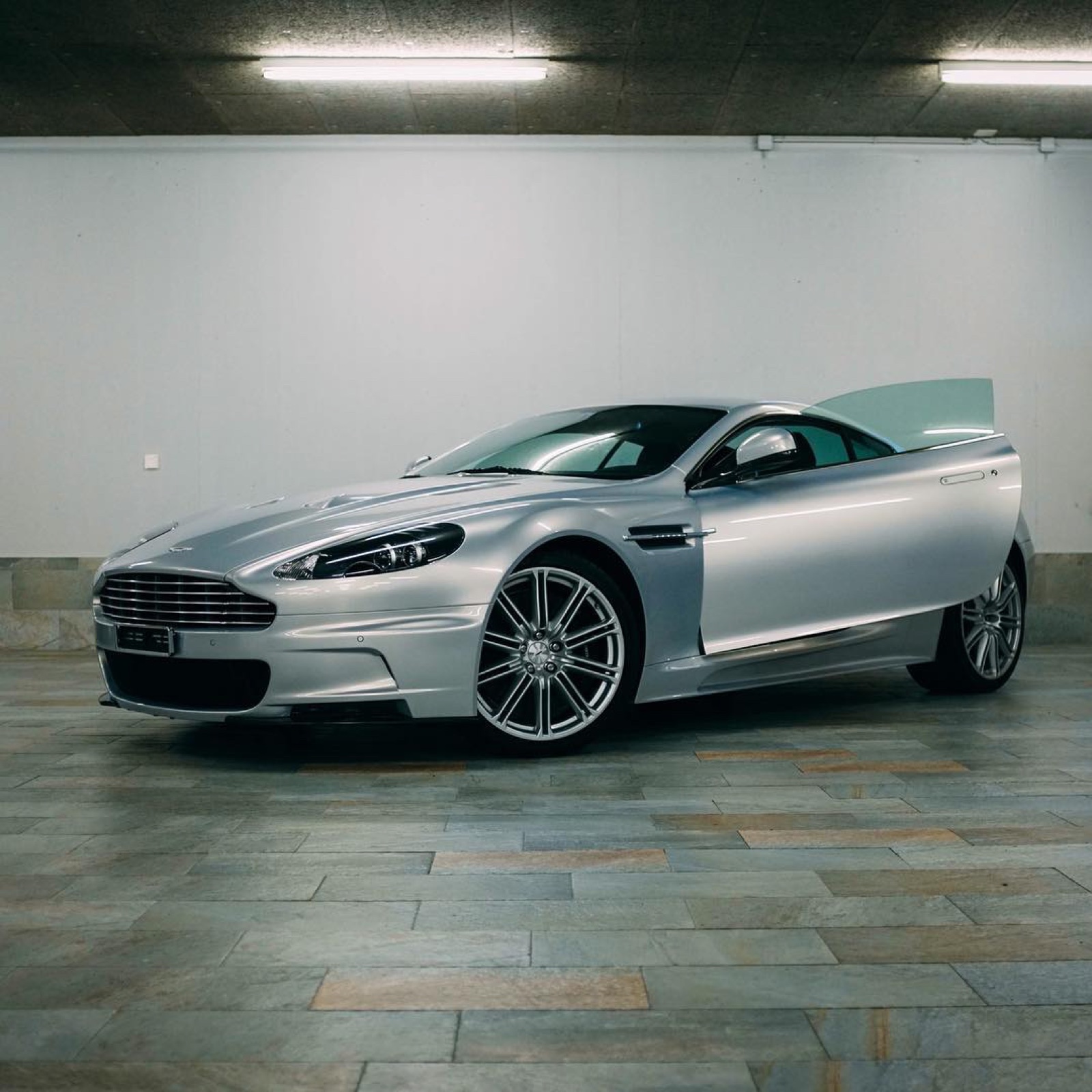 Aston Martin DBS V12