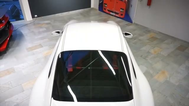 Coupé sportif blanc