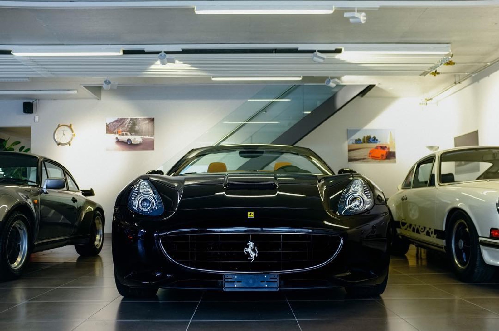 Ferrari California, entre deux Porsche 911 classiques
