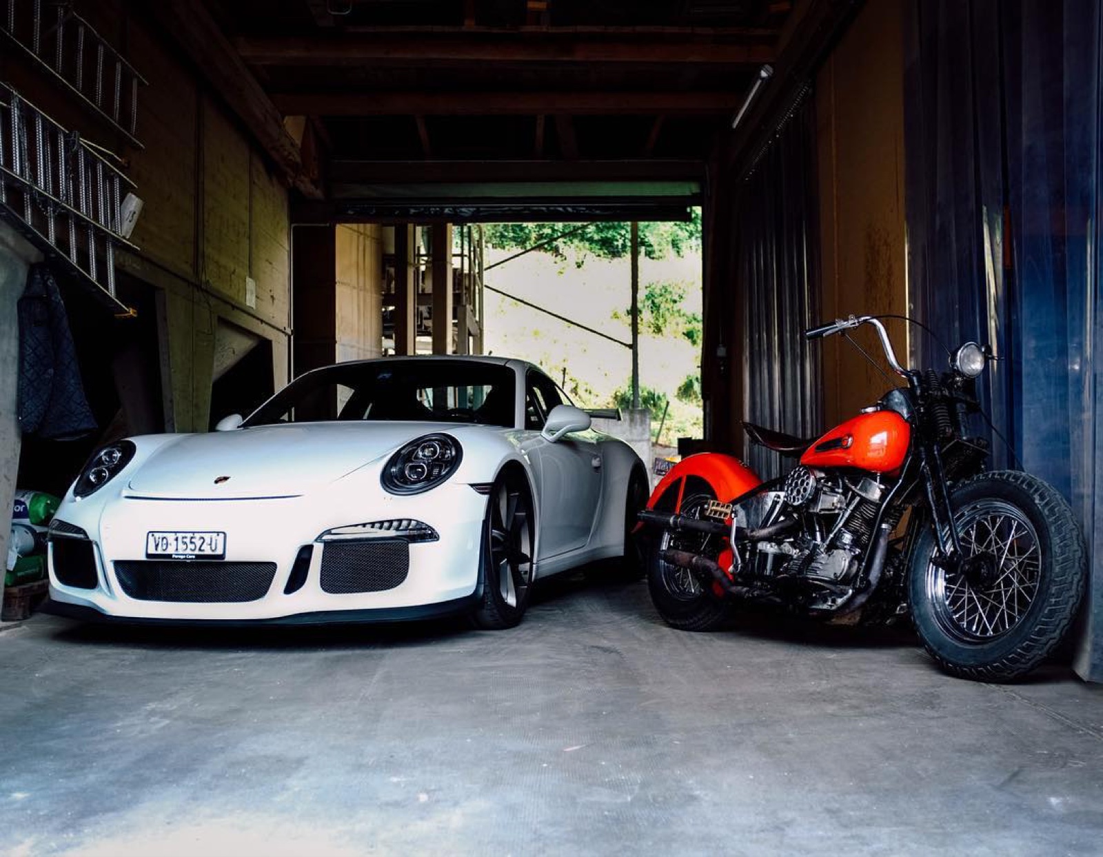 Porsche 911 GT3 (991) et Harley-Davidson ancienne