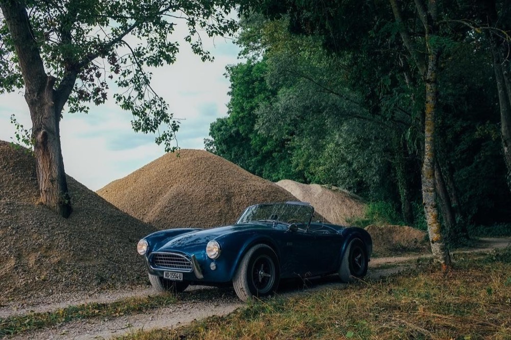 Careful, it bites!
.
.
.
#ac #shelby #cobra #289 #blue #sand