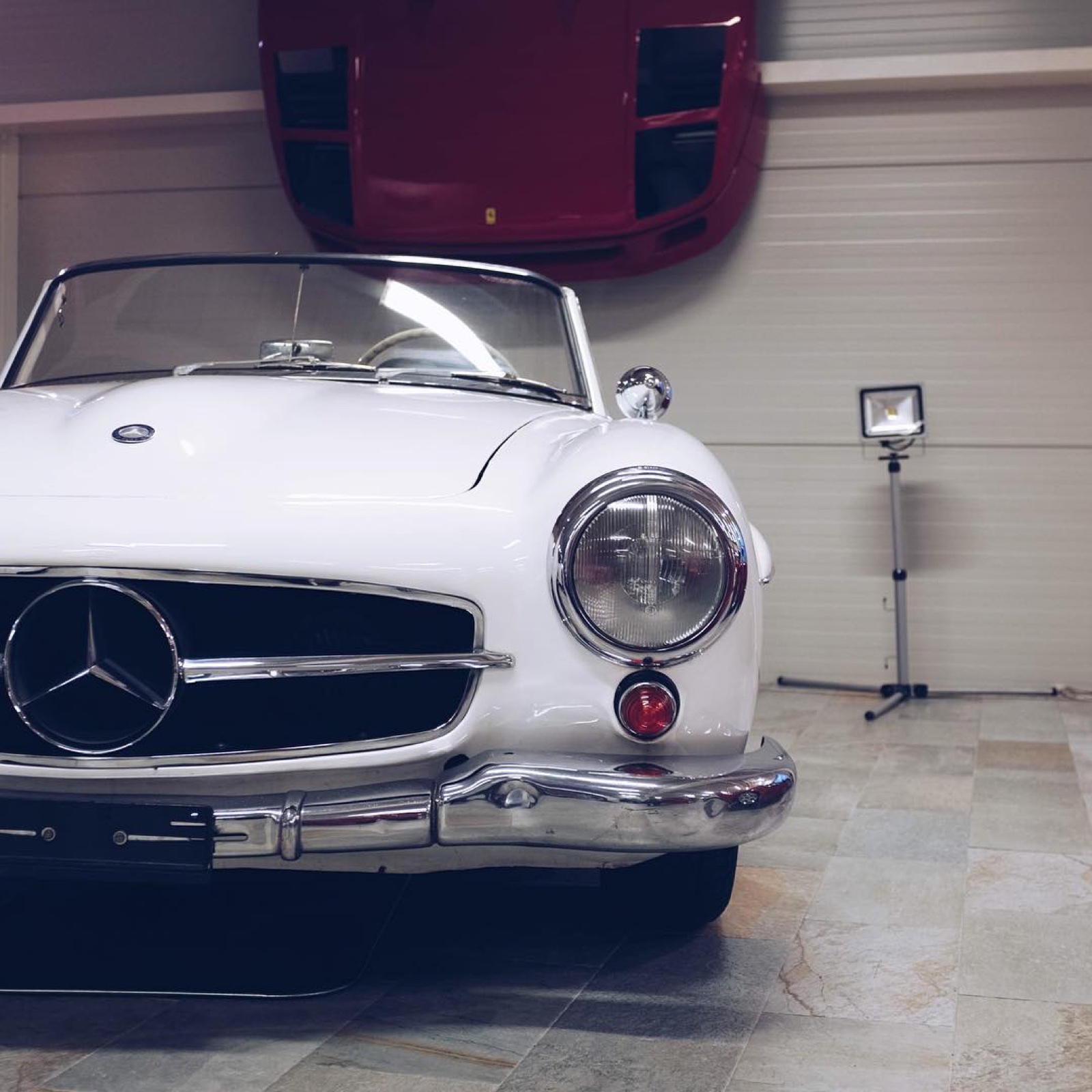 Mercedes-Benz 190 SL, avec un museau de Mercedes-Benz 190 SL, avec un museau de Ferrari F40 au mur au mur