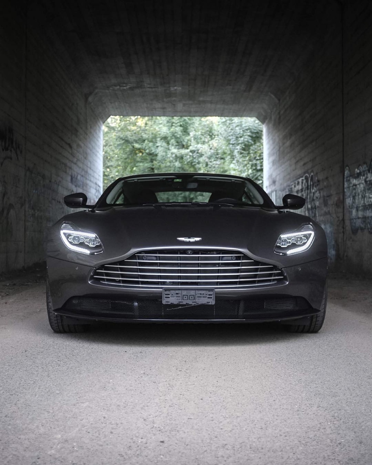 Aston Martin DB11 V12