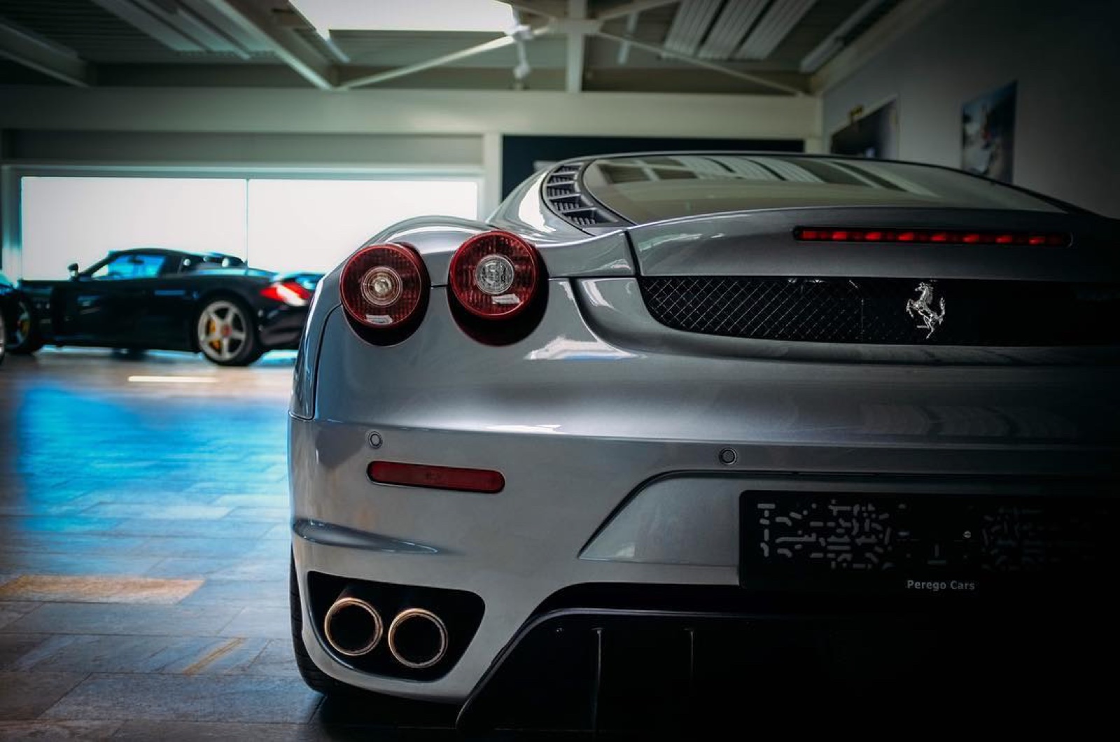 Ferrari F430 ; Porsche Carrera GT en arrière-plan