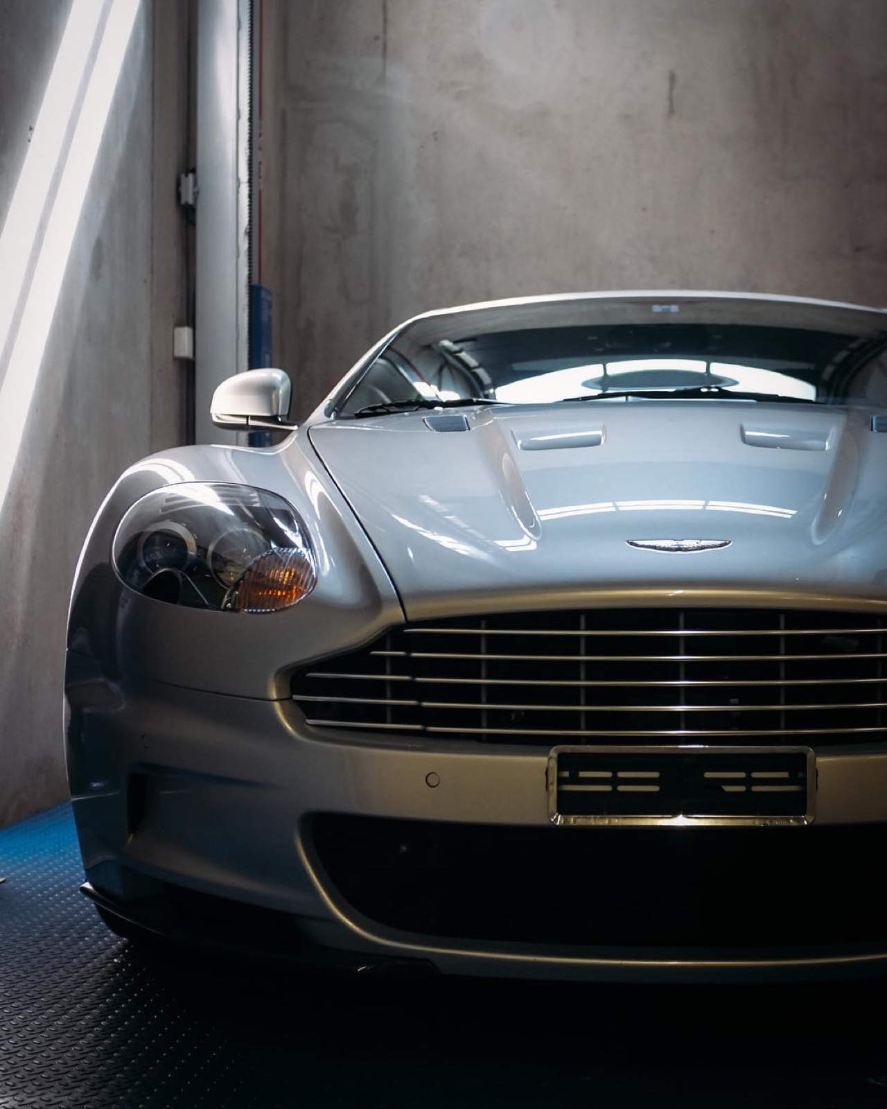 Aston Martin DBS V12