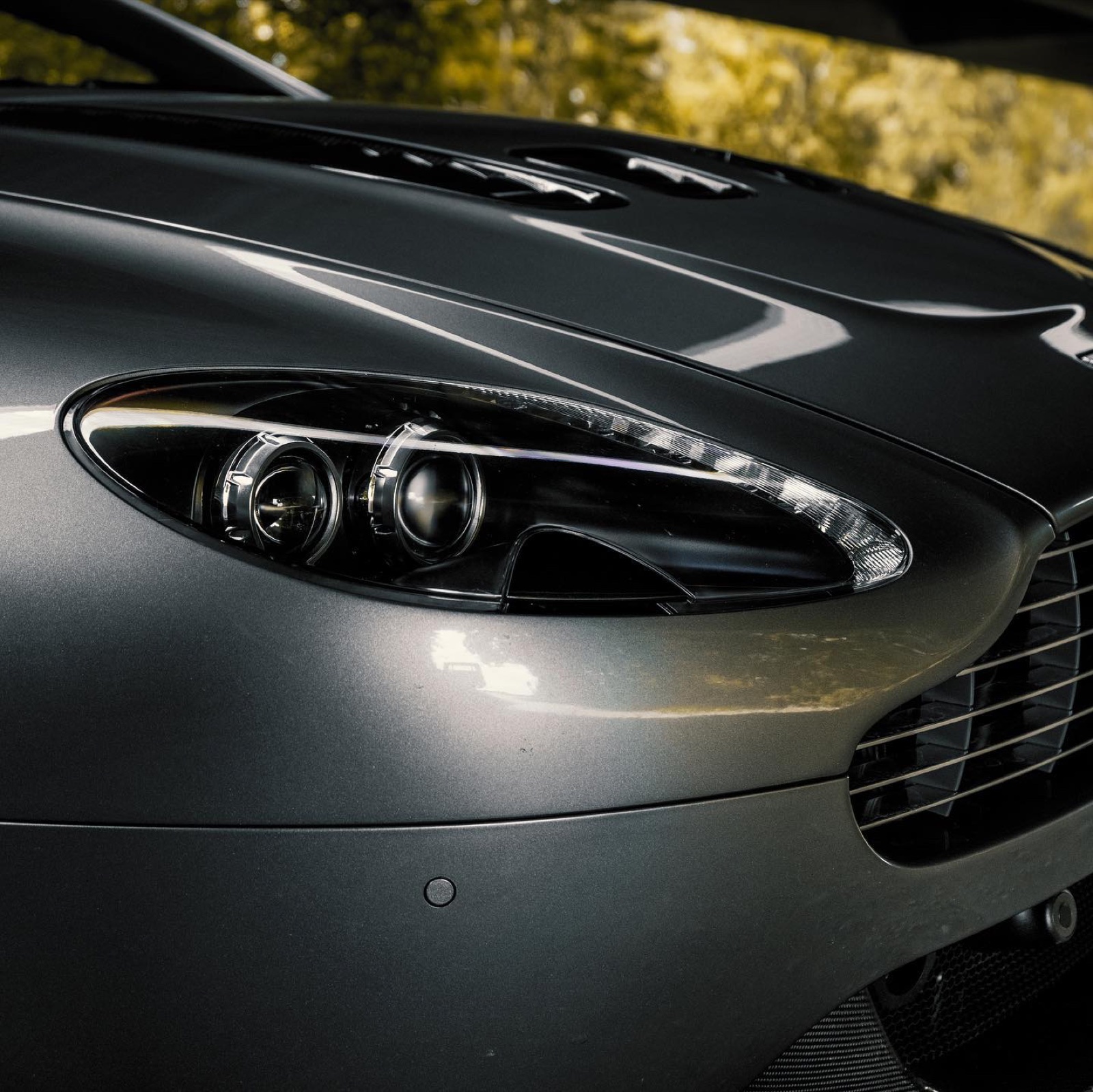 Aston Martin V12 Vantage
